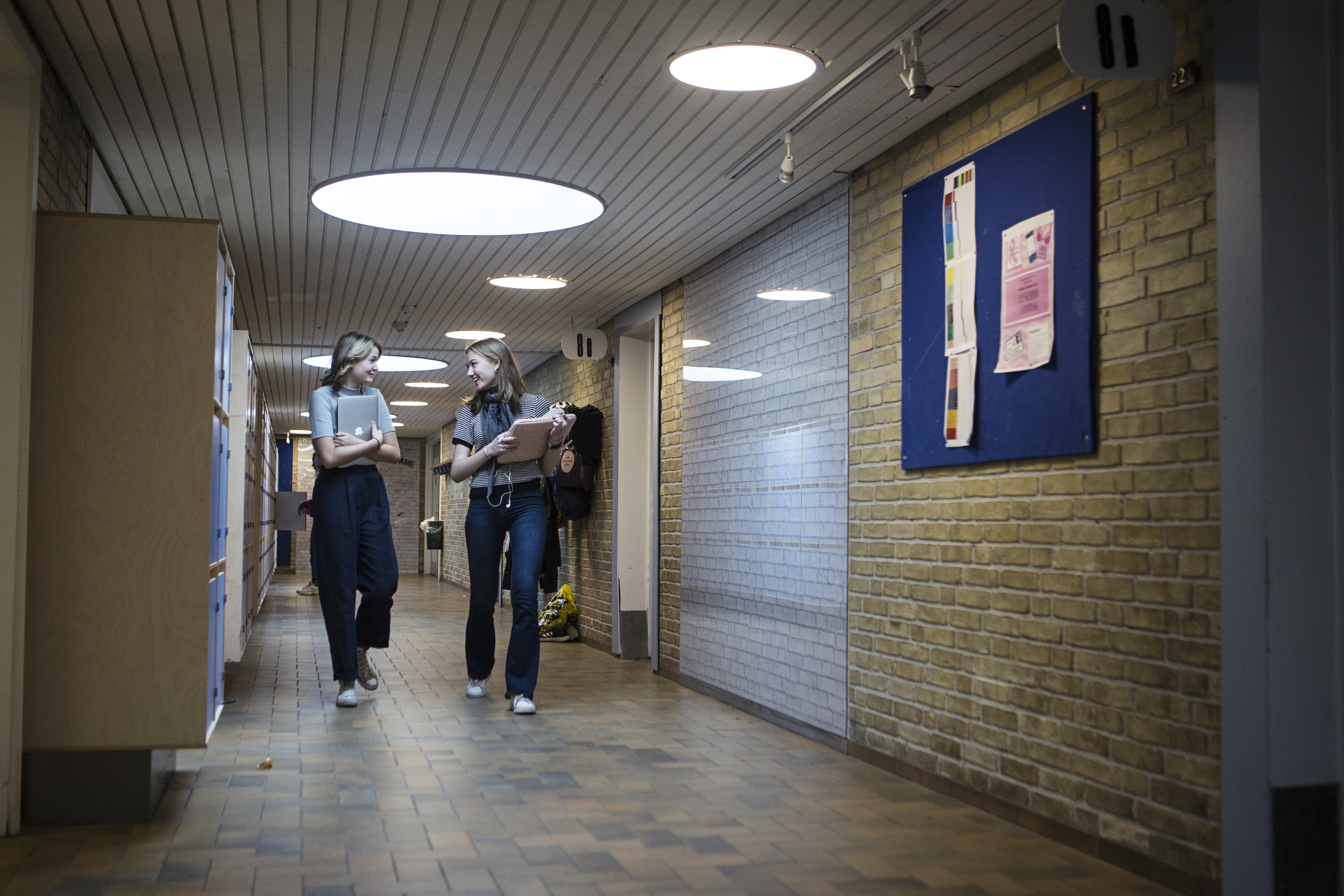 to elever der går på gangen