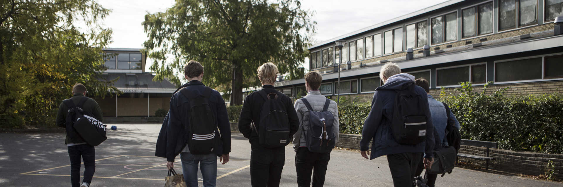 Elever der går gennem skolegården