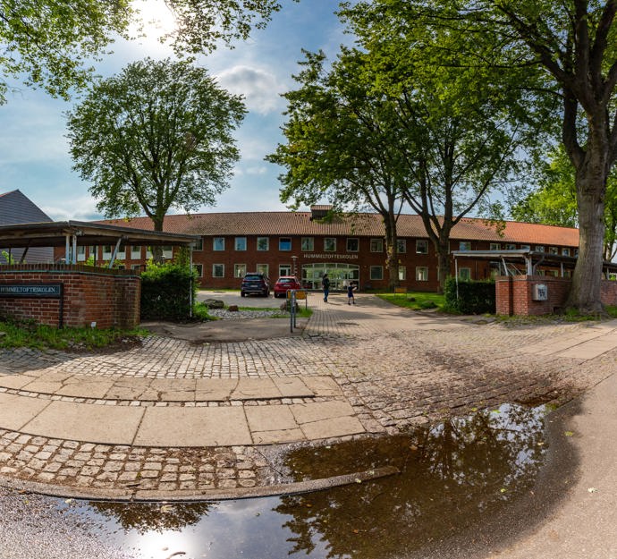 Indgangen til skolens personaleparkeringsplads