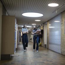 to elever der går på gangen